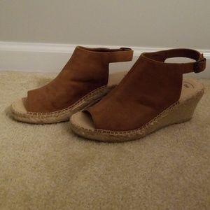 GAP tan wedges